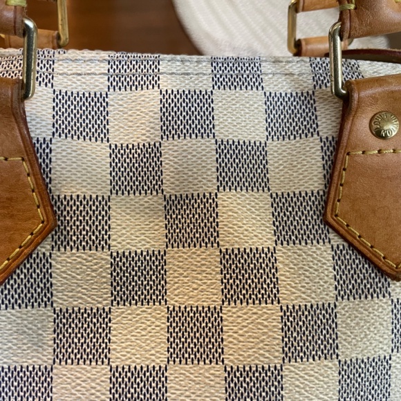 Louis Vuitton - Picture 5 of 7